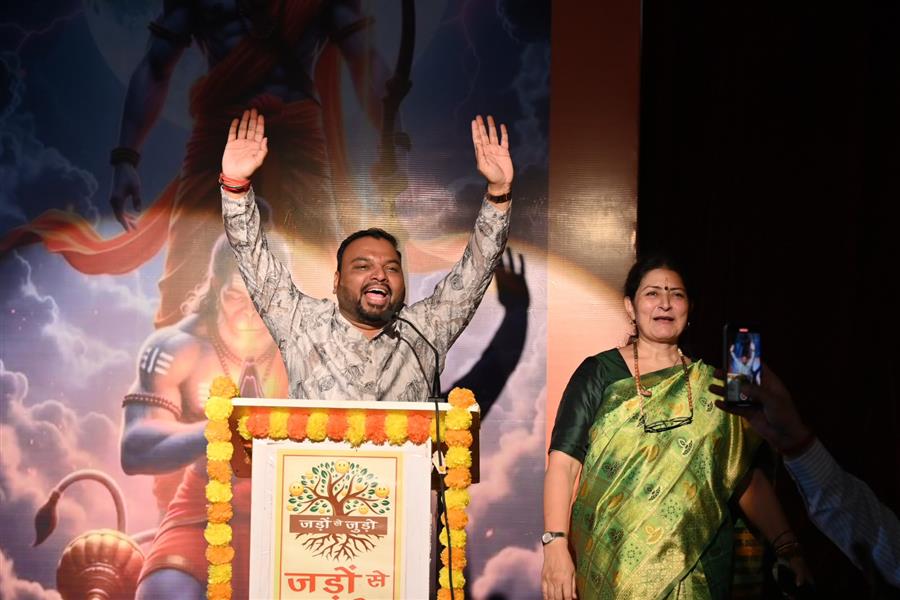 महिलाओं की रामलीला में पहुंचे भजन गायक कन्हैया मित्तल, भजनों से राममय हुआ माहौल