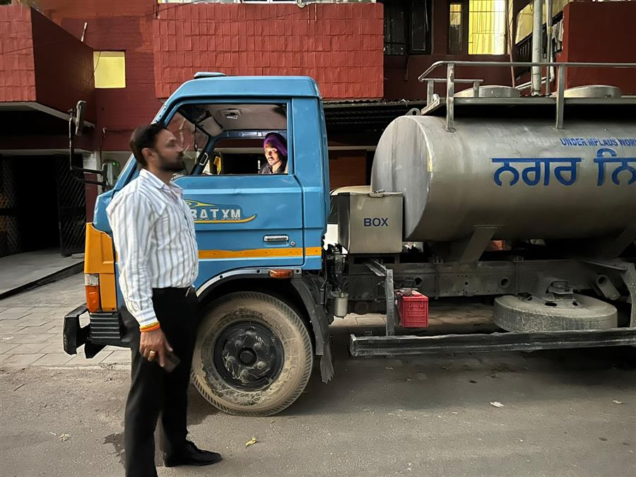 नगर निगम के वाटर टैंक में लीकेज के चलते मरम्मत कार्य जारी, 2 टैंकरों से की जा रही जलापूर्ति