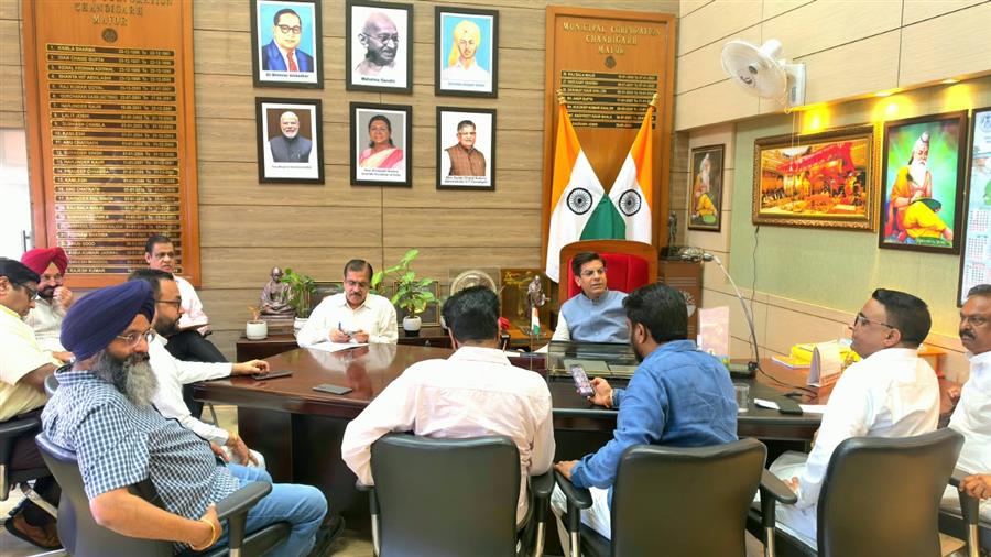 विकास कार्यों में तेजी लाएं, समय पर पूरे करें प्रोजेक्ट : मेयर
