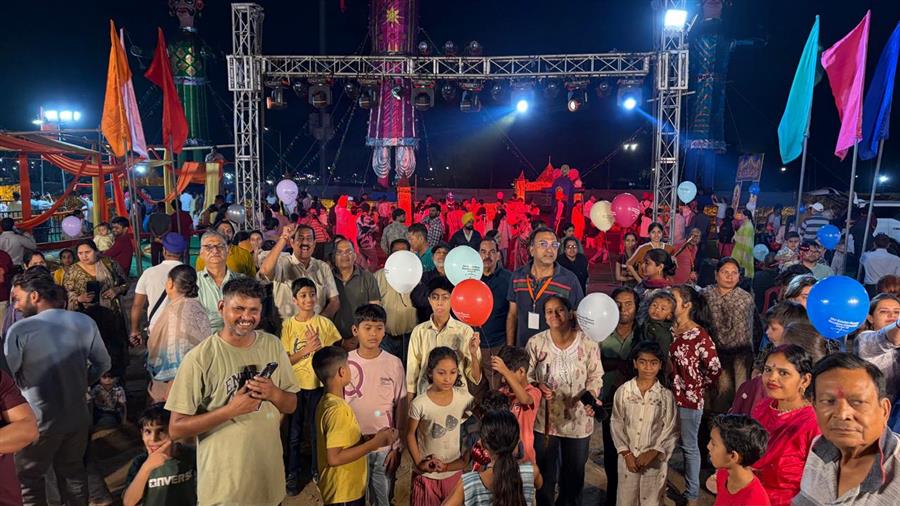 दशहरे की पूर्व संध्या पर सेक्टर-46 के मैदान में उमड़ा जनसैलाब, रोशनी से जगमगाया परिसर