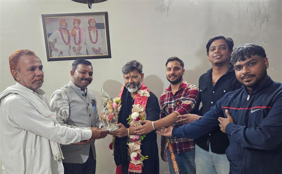 गुग्गा जाहरवीर शोभायात्रा कमेटी ने पूर्व अध्यक्ष इंदल भगत को किया सम्मानित, नवंबर में होने वाली पालकी यात्रा का दिया निमंत्रण