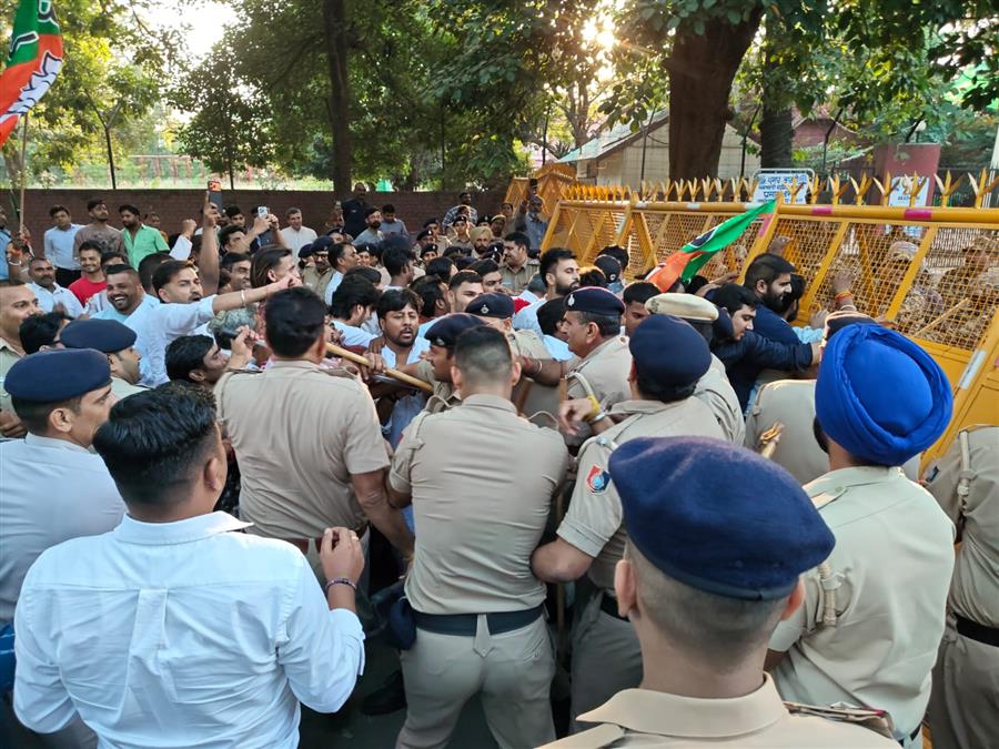 खड़गे की टिप्पणी के विरोध में सड़कों पर उतरी भाजपा, कांग्रेस भवन घेरने निकले कार्यकर्ताओं पर छोड़ी वॉटर कैनन