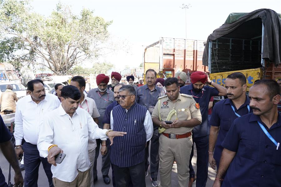 प्रशासक गुलाब चंद कटारिया ने किया GMCH-32 और ट्रांसपोर्ट नगर का दौरा