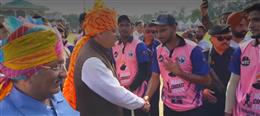 पंचकूला में खिलाड़ियों से मिले उत्तराखंड के मुख्यमंत्री, बल्ला थामकर बचपन के दिनों को किया याद