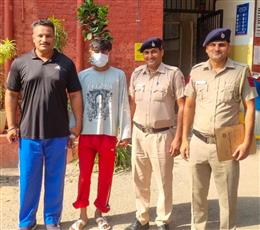 टिंबर मार्केट के पास पुलिस ने दबोचा, अवैध कमानीदार चाकू बरामद